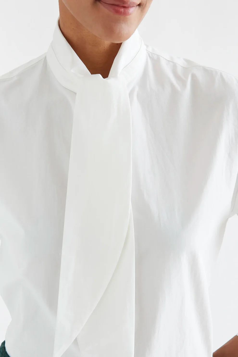 Compañia Fantástica White Cotton Shirt with Pussybow Collar