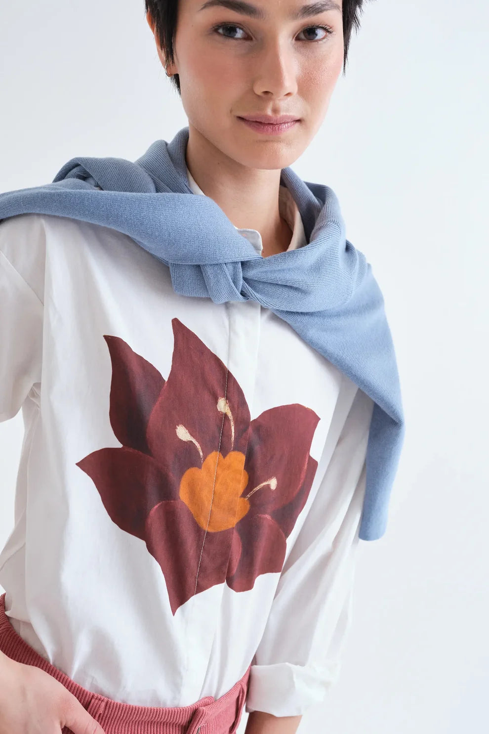 Compañia Fantástica 100% White Shirt with Burgundy Flower Print