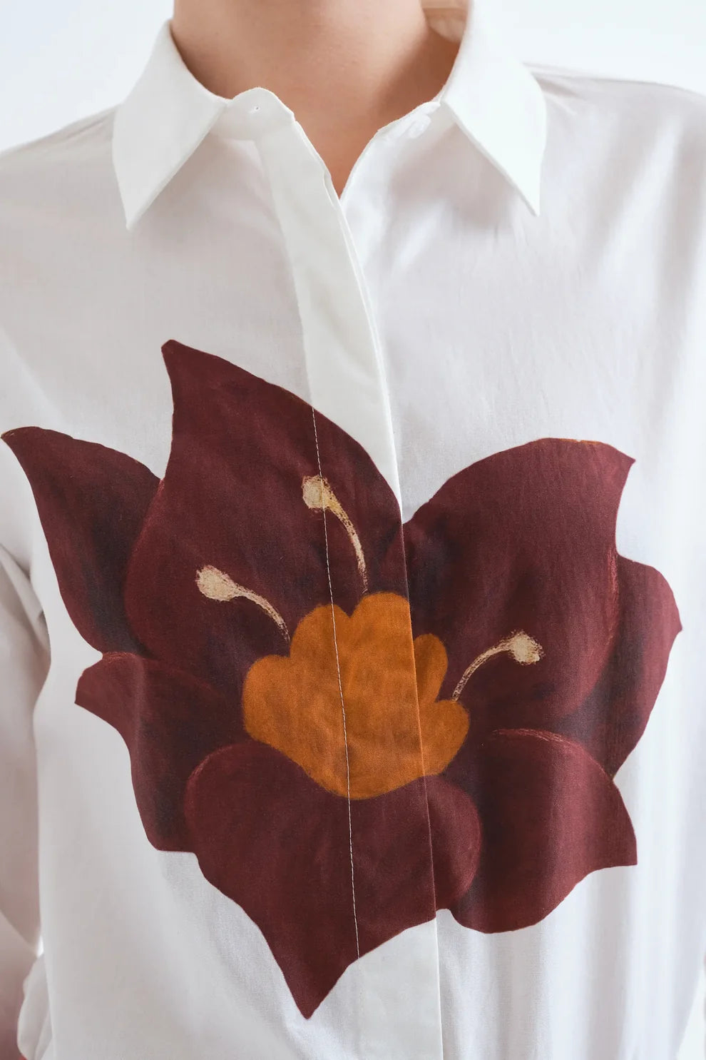 Compañia Fantástica 100% White Shirt with Burgundy Flower Print