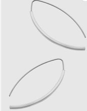 Load image into Gallery viewer, Nali Silver Long Hopp Earrings
